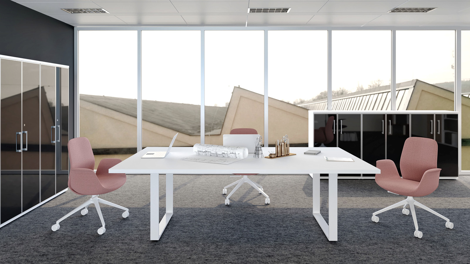 Przestrzenny, biały stół na zamkniętym stelażu umieszczony w sali spotkań. Całość została uzupełniona o fotele kubełkowe.